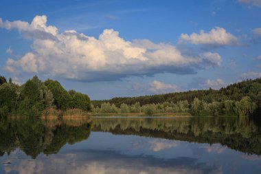 Mavi bir gökyüzü bir patlama ile bir yaz gün batımında Lake baggersee Bavyera
