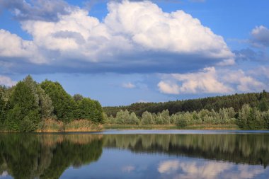 Mavi bir gökyüzü bir patlama ile bir yaz gün batımında Lake baggersee Bavyera