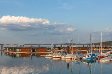 Gün batımında akşam Brombach Gölü'nde yatlar ile tekne istasyonu