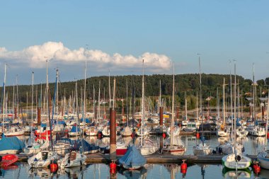Gün batımında akşam Brombach Gölü'nde yatlar ile tekne istasyonu