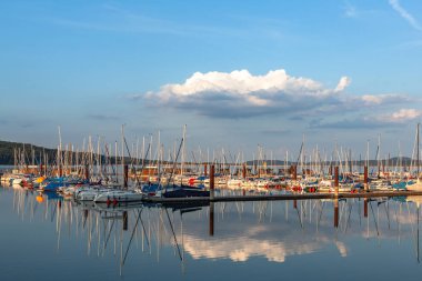 Gün batımında akşam Brombach Gölü'nde yatlar ile tekne istasyonu