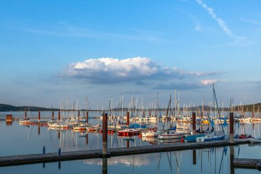 Gün batımında akşam Brombach Gölü'nde yatlar ile tekne istasyonu