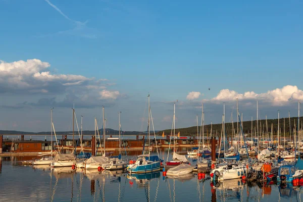 Gün batımında akşam Brombach Gölü'nde yatlar ile tekne istasyonu