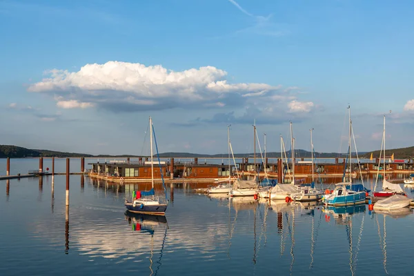 Gün batımında akşam Brombach Gölü'nde yatlar ile tekne istasyonu