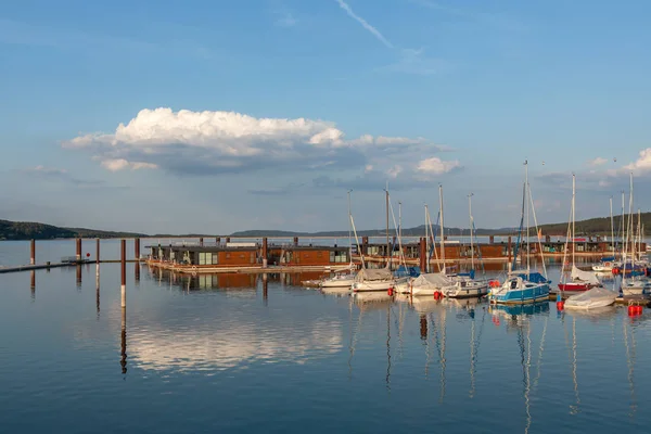 Gün batımında akşam Brombach Gölü'nde yatlar ile tekne istasyonu