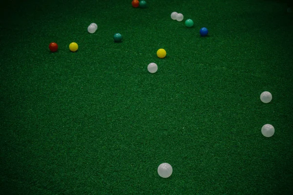 Yeşil arka planda renkli top