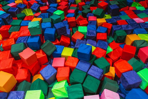 儿童中心的多色立方体 免版税图库图片