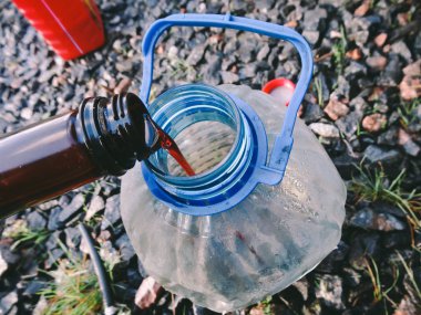 Sistemdeki hidrolik direksiyon sıvısının seviyesini kontrol etmek için adam el açık hidrolik direksiyon kapağı, araba bakım hizmeti konsepti.