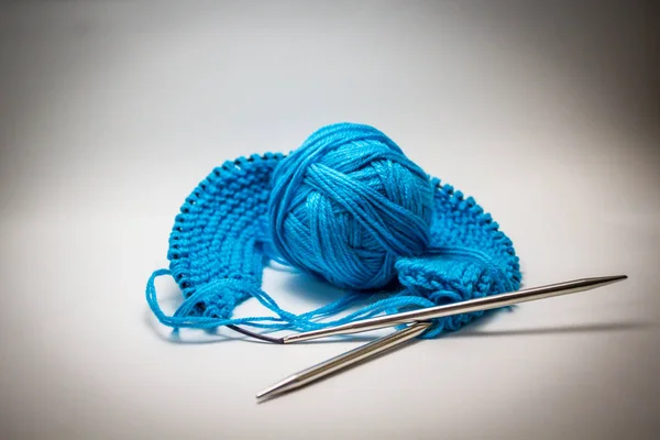 Ball Blue Yarn White Background Knitting Needles Needlework — Stock Photo, Image