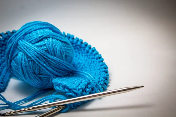 Ein Knäuel Blaues Garn Auf Weißem Hintergrund Mit Stricknadeln Für — Stockfoto