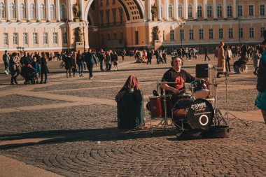 St. Petersburg'da sokak müzisyeni