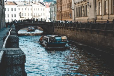 Nehirler ve kanallar üzerinde gemi 
