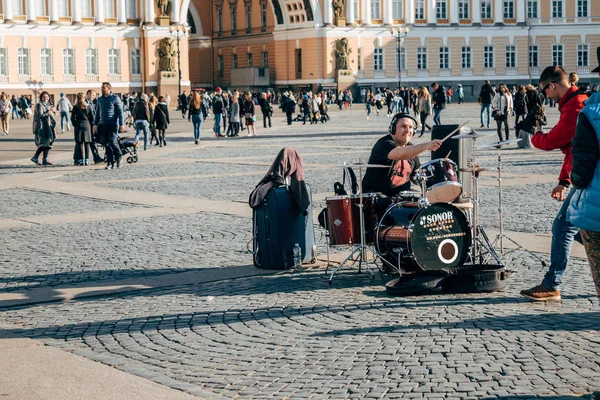 St. Petersburg'da sokak müzisyeni