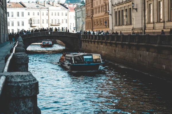 Nehirler ve kanallar üzerinde gemi 