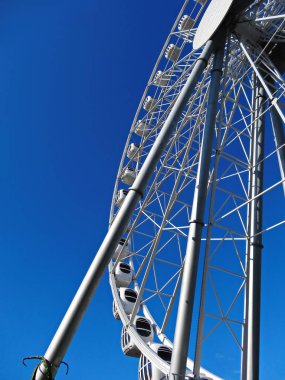 Mavi gökyüzünün arka planında dönme dolap