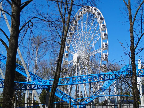 Ferris roue sur un fond de ciel bleu — Photo