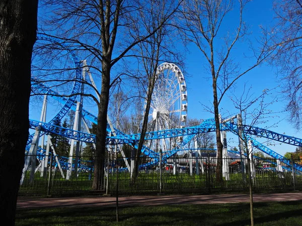 Ferris roue sur un fond de ciel bleu — Photo