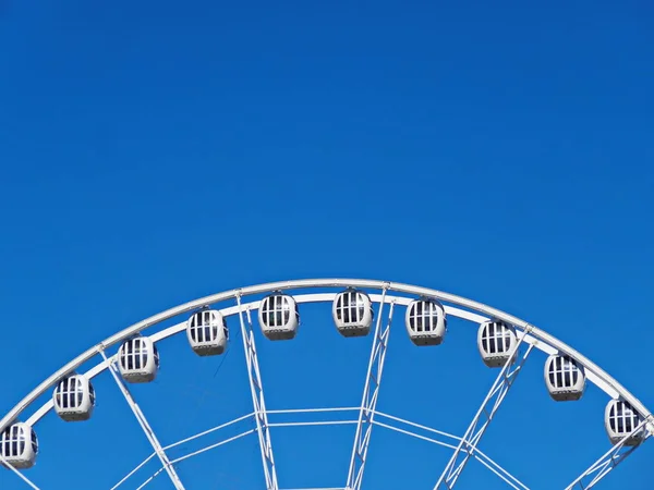 Τροχός λούνα παρκ σε φόντο γαλάζιου ουρανού — Φωτογραφία Αρχείου
