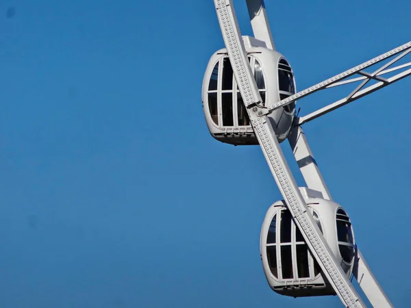 Ferris roue sur un fond de ciel bleu — Photo