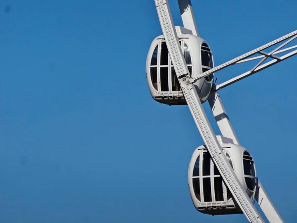 Ruota panoramica su uno sfondo di cielo blu — Foto Stock