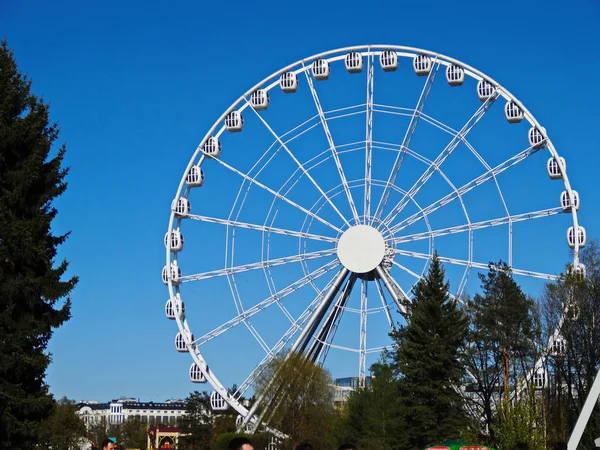 Ferris wheel on a background of blue sky — Stock Photo, Image