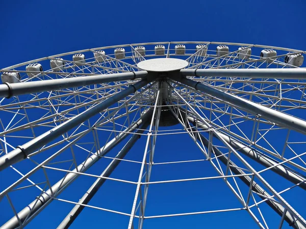 Noria sobre un fondo de cielo azul — Foto de Stock