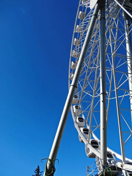 Ferris roue sur un fond de ciel bleu — Photo