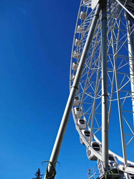 Noria sobre un fondo de cielo azul — Foto de Stock