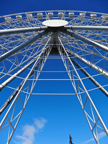 Ferris roue sur un fond de ciel bleu — Photo