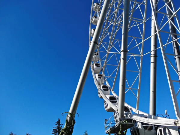 Ferris roue sur un fond de ciel bleu — Photo