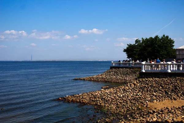 Petergof parkında Embankment