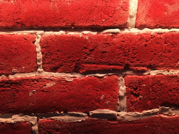 Neon lambalar tarafından arkadan aydınlatmalı eski tuğla duvar