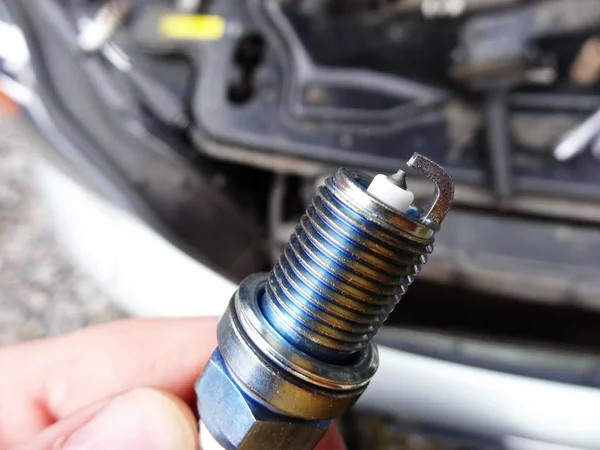 Replacing spark plugs on a car — Stock Photo, Image