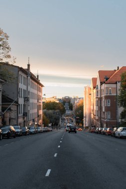 Kaskenkatu, Turku, Finlandiya. Şehir merkezinde resimli günbatımı