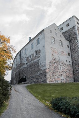 Turku Kalesi ya da Turun Linna, şehrin en eski ve en ünlü manzaralarından biri. Arka bahçeden bak..