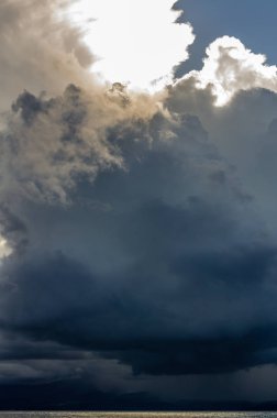 Base-Terre ada, Guadeloupe, altın ışıltılı okyanus üzerinde fırtınalı gökyüzü