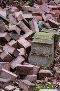 Bir kazık üzerinde eski kaldırım taşları