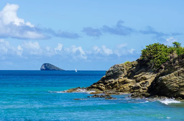 Kıyı Bankası Terre Adası Arka Planda Yalnız Yelkenli — Stok fotoğraf