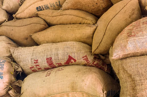 Jahrtausende Alte Kaffeesäcke Auf Einer Kaffeeplantage lizenzfreie Stockfotos