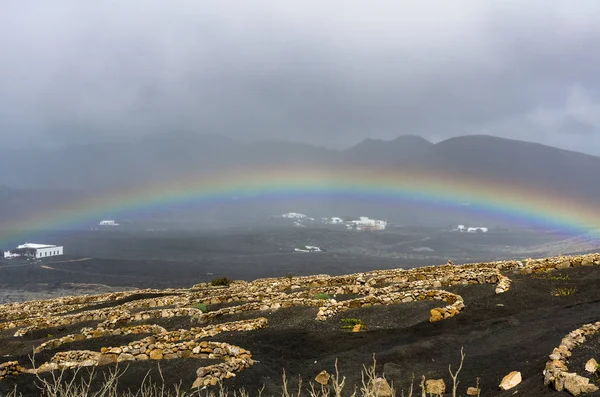 Regenbogen Vor Einem Regnerischen Nebligen Himmel Sonnenschein Vordergrund Lanzarote Kanarische — Stockfoto