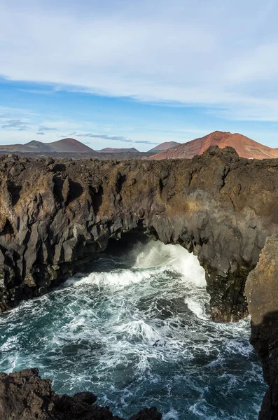 Los Hervideros son dakika dalgaları manzaralı Lanzarote, Kanarya Adaları, İspanya