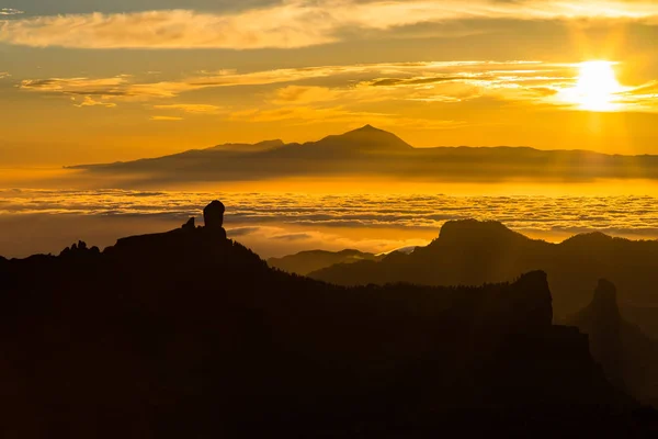 Golden sunset için Mount Teide, Tenerife, roque nublo Pico de las nieves, Gran Canaria açısından üzerinde manzaralı