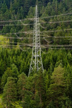 Elektrik pilon Alpleri'nde, Tirol, Avusturya