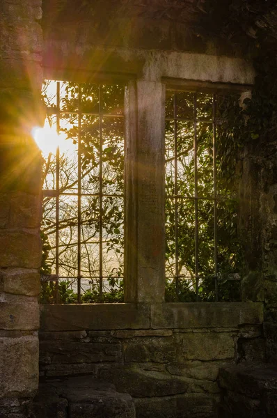 Ventana Rejilla Una Ruina Castillo Con Luz Fondo — Foto de Stock