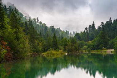 Reutte bulutlu ve yağmurlu bir günde yakınındaki Archbach