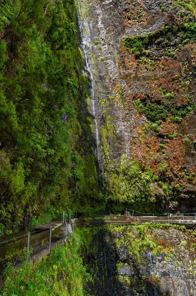 Cachoeira Sobre Perigoso Caminho Levada Madeira — Fotografia de Stock