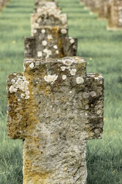 Mezar taşları üst üste bir mezarlık üzerinde biraz desaturated renkleri