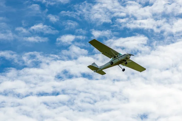 Einmotoriges Sportflugzeug Der Luft Vor Wolken Stockfoto