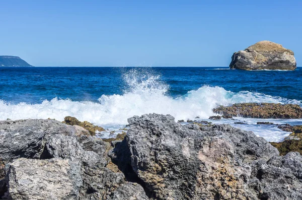 Wellenbrechende Wellen Der Küste Guadeloupes — Stockfoto