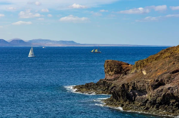 Blick Von Lanzarote Nach Fuerteventura Mit Zwei Segelbooten Und Einem — Stockfoto